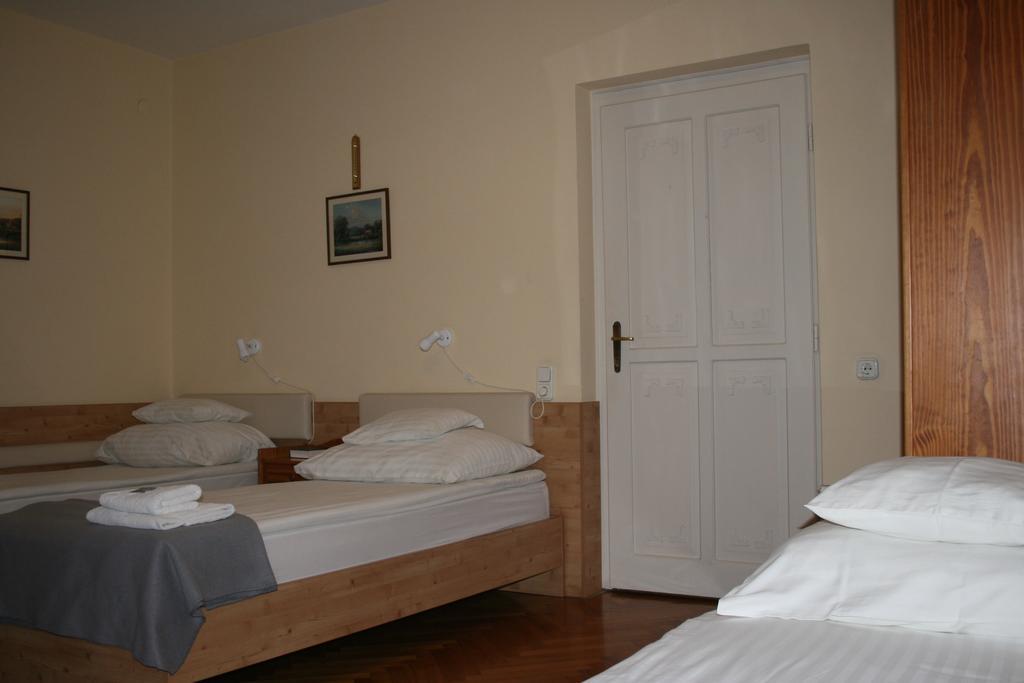 Szent Gyoergy Fogado Hotel Pecs Room photo